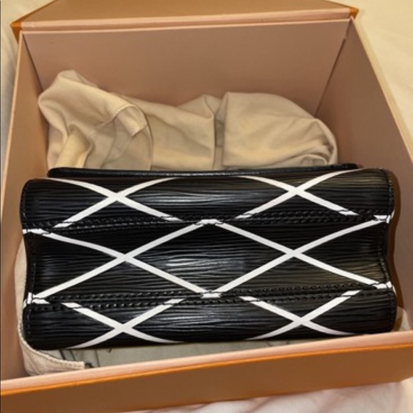 Louis Vuitton Twist Eli Malletage PM Black and White Cross Body Bag - Picture 5 of 7